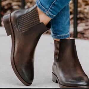 Thursday Dreamer Chelsea Boot in Brown with Stretch Panel. Women's Size 9.5 NEW!
